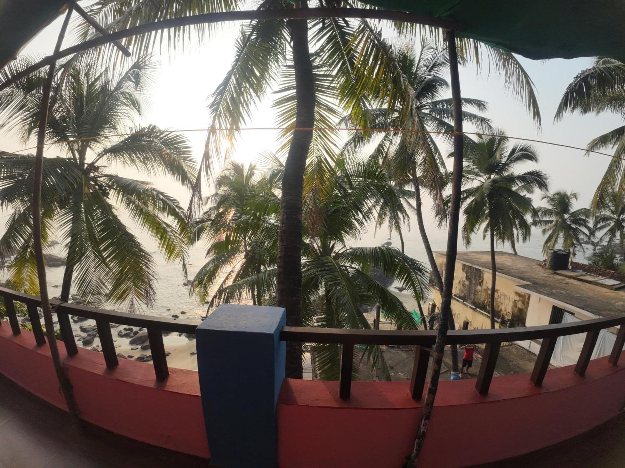 Om Ganesh Guest House Cliffside Арамбол Екстериор снимка