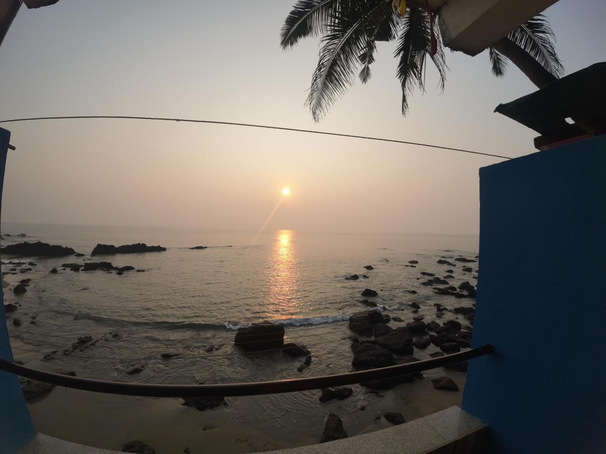 Om Ganesh Guest House Cliffside Арамбол Екстериор снимка