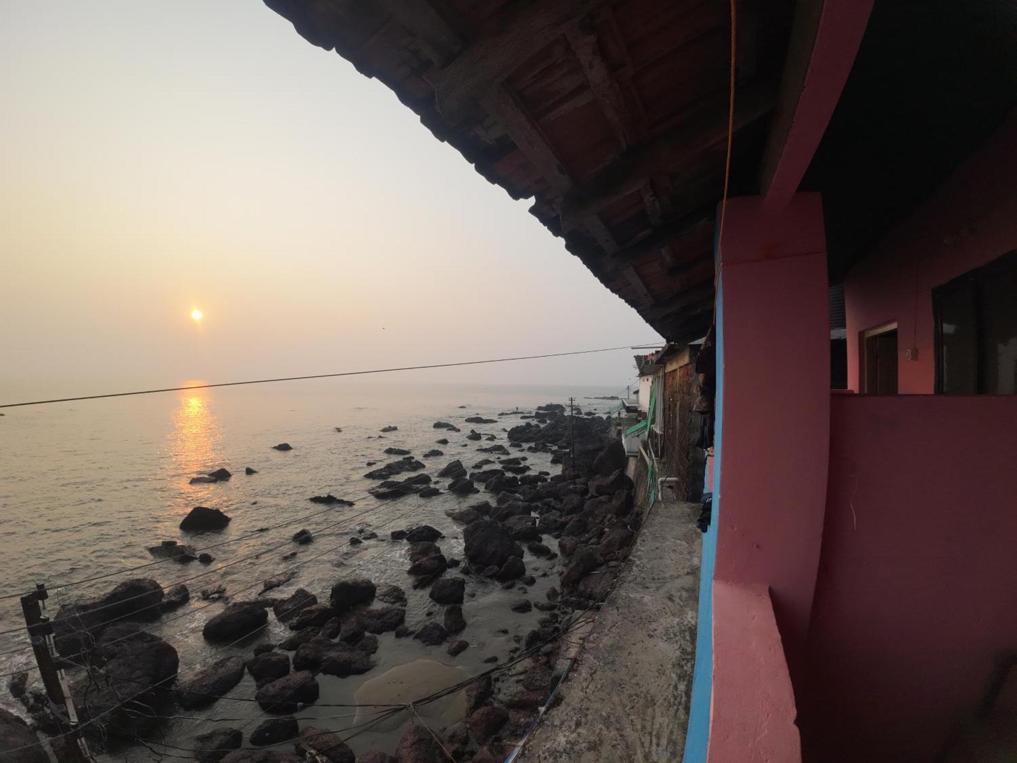 Om Ganesh Guest House Cliffside Арамбол Екстериор снимка